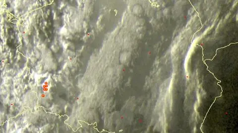 Wyładowania atmosferyczne oznaczono plusami
