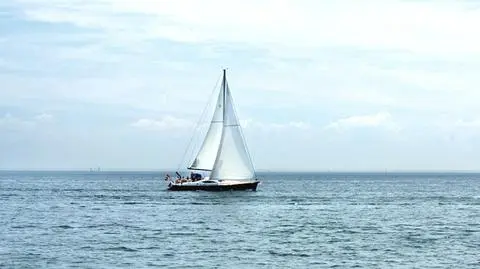 Wiatr w żagle łapcie na zachodzie