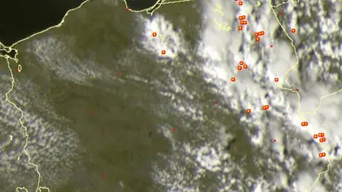 Wyładowania atmosferyczne oznaczono plusami