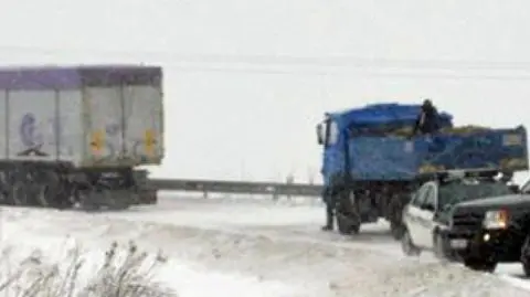 Śnieżyce i zawiane drogi na zachodzie