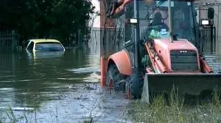 Woda sięga dachów samochodów