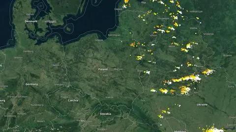 Wyładowania atmosferyczne oznaczono plusami