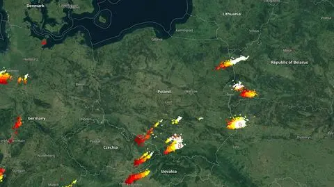 Wyładowania atmosferyczne oznaczono plusami