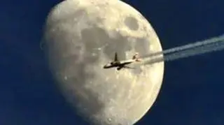 Samolot lecący nad Wrocławiem