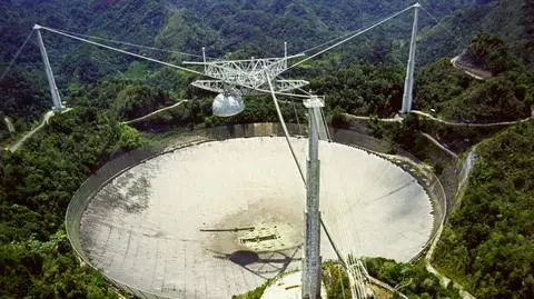 Obserwatorium Arecibo to bardzo czuły radioteleskop o charakterystycznej, największej na świecie pojedynczej czaszy