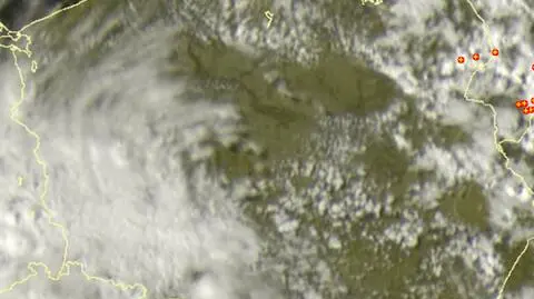 Wyładowania atmosferyczne oznaczono plusami