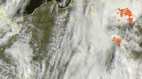 Wyładowania atmosferyczne oznaczono plusami