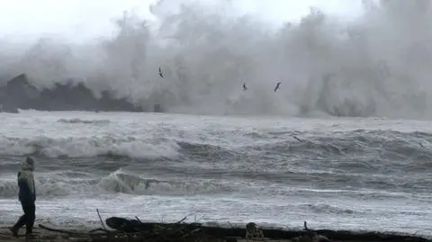 Sztorm w Wielkiej Brytanii, deszczowe Bałkany. Niże dadzą się we znaki