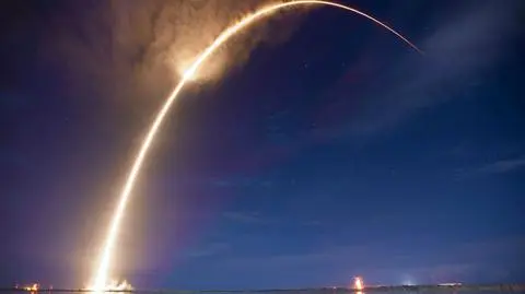 Falcon 9 startuje nad Cape Canaveral