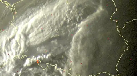 Wyładowania atmosferyczne oznaczono plusami (sat24.com)