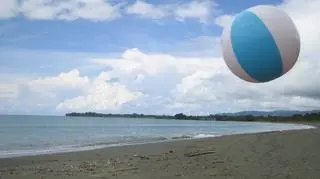 Zachmurzona europejska plaża