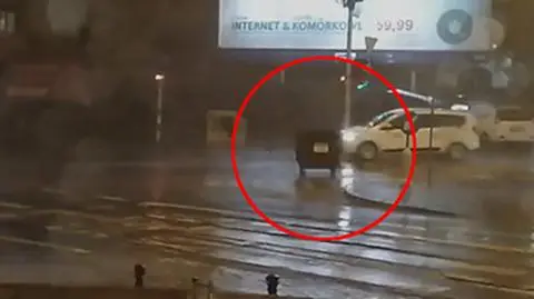 Porywisty wiatr, 10 tysięcy odbiorców bez prądu. Wasze relacje pogodowe