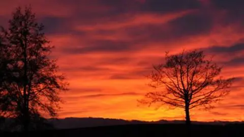 "Od ciemnego złota do purpury". Zjawiskowy zachód słońca na Waszych zdjęciach
