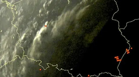 Wyładowania atmosferyczne w Polsce (czerwone punkty) z godziny 21.15