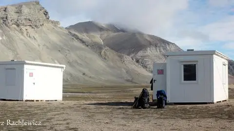 Postawiona w lipcu 2011 - AMUPS (Adam Mickiewicz University Polar Station).