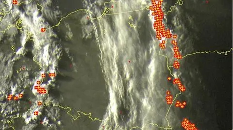 Wyładowania atmosferyczne oznaczono plusami, godz. 19.45