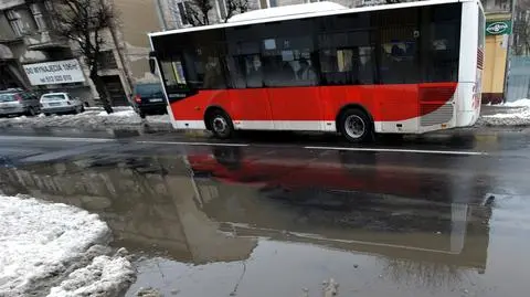 Na drogach woda z roztopionego śniegu