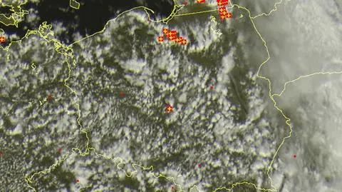 Wyładowania (oznaczone plusami) nad terytorium Polski o godz. 14.00