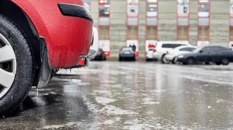 Drogi i chodniki mogą być śliskie