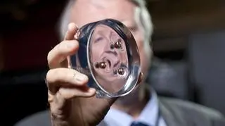 Krążek z nowego superpolimeru po "testach postrzałowych"