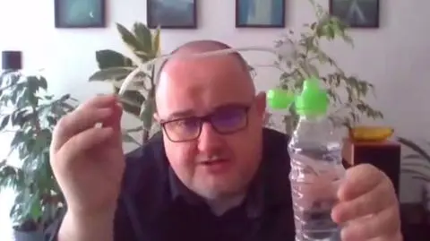 Potrzebna jest rurka i butelka z wodą