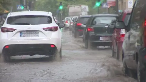 Oberwanie chmury w Gdańsku. Naporu wody nie wytrzymały studzienki