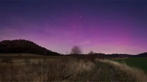 Niebo mieniło się kolorami tęczy. Zorza polarna nad Polską