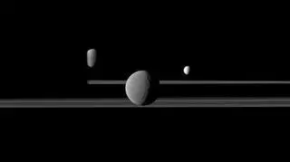 Saturn i kilka jego księżyców