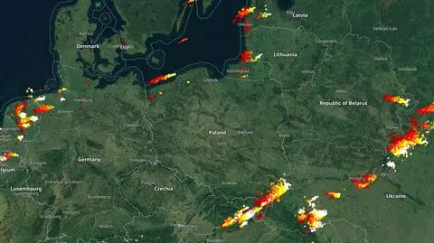 Wyładowania atmosferyczne oznaczono plusami
