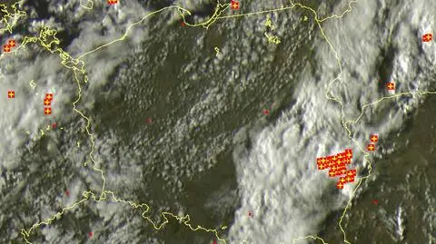 Wyładowania (oznaczone plusami) nad terytorium Polski o godz. 17.40
