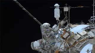 Oleg Kotow i  Sjergiej Rjazanskij podczas montowania kamer na ISS