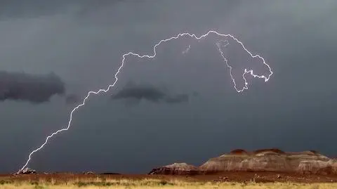 Błyskawica w kształcie tyranozaura przeszyła niebo