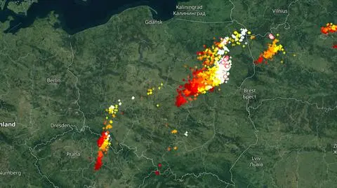 Wyładowania atmosferyczne oznaczono plusami