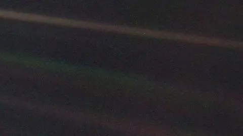 Ziemia z odległości ponad 6 mld km. Widzicie ją?