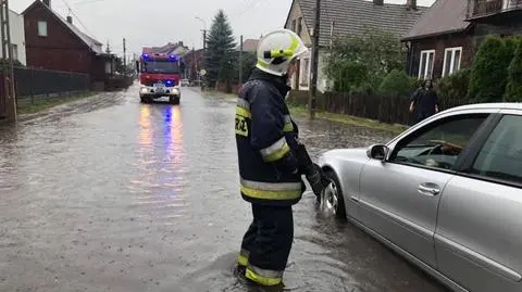 Burze na Podlasiu. W Knyszynie woda zalała ulicę