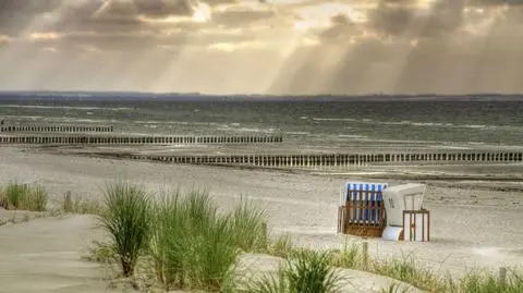 Nad morzem pochmurno, lokalnie burzowo