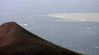 Plama wulkanicznego pyłu u brzegu El Hierro