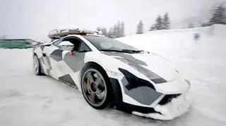 Nawet na śniegu lamborghini nie traci dynamiki