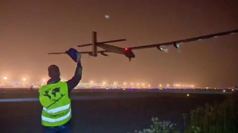 Solar Impulse 2 wystartował. Spędzi 5 dni w powietrzu bez kropli paliwa?