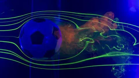 Kopia piłki "Brazuca" podczas eksperymentów aerodynamicznych