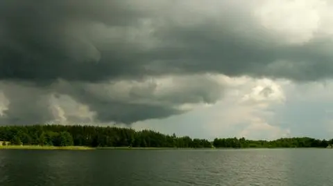 Listopad w lipcu? Ładnie tylko na zachodzie