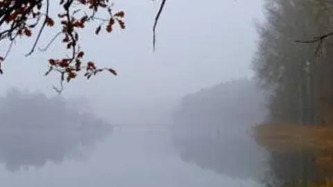 Późna jesień zadomowiła się nad wodą