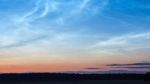 Chmury z pogranicza Kosmosu rozświetliły nocne niebo