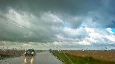 Miejscami podróże utrudnią deszcz i grad