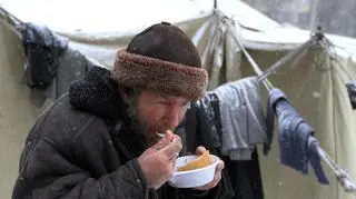 Na Ukrainie działają specjalne punkty, w których można się ogrzać i dostać ciepły posiłek