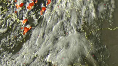 Wyładowania (oznaczone plusami) nad terytorium Polski o godz. 18.30