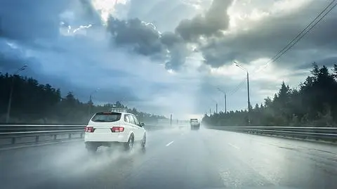 Deszcz utrudni jazdę