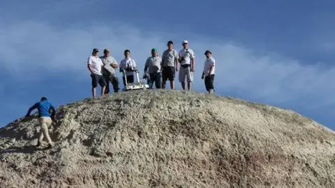 Zwycięzki zespół z Białegostoku ze swoim łazikiem (Mars Society)