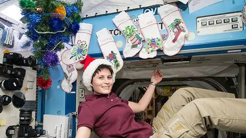 Astronautka Samantha Cristoforetti w "świątecznym nastroju" pozująca na tle ozdób