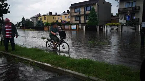 Aktualnie czytasz: Zalane ulice, zerwane dachy. Pokazujecie, jak dynamiczna jest pogoda